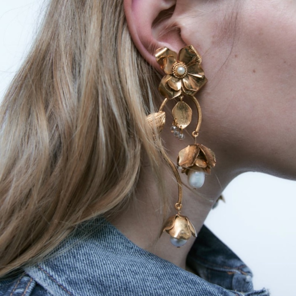 Beautiful, fun gold Zara flower earrings! Never worn- passed the return date!